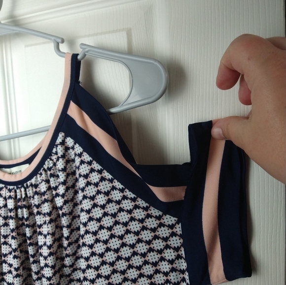 $ Max studio blue peach geometric design crew neck cold shoulder blouse. Size S - Picture 3 of 9